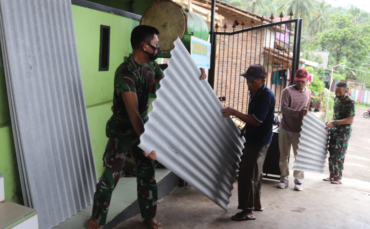 Bersama Masyarakat, Personel Kodim 0410/KBL Laksanakan Gotong Royong