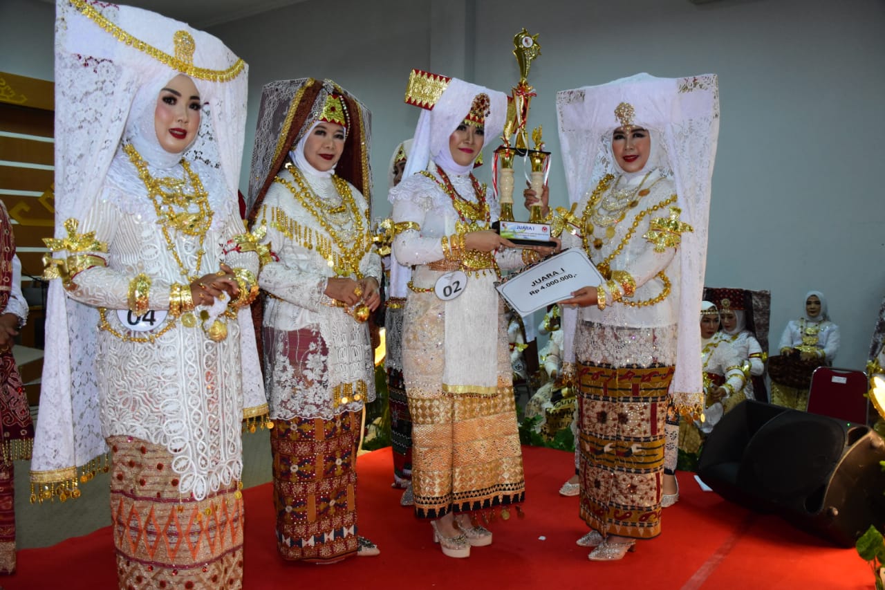 Upaya Lestarikan Budaya, Bupati Umar Ahmad Apresiasi Lomba Pakaian Adat Lampung