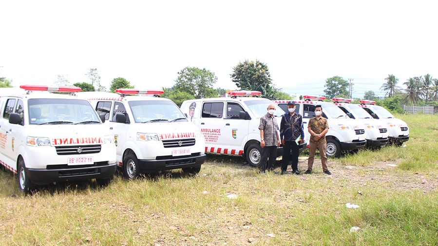 PT Persada Lampung Raya Serahkan Enam Ambulance di Kabupaten Pesawaran