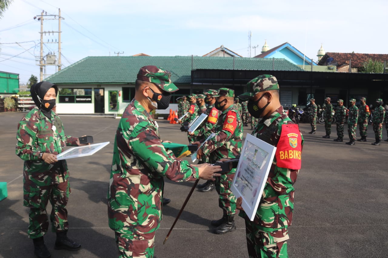 Dandim 0410/KBL Berikan Sejumlah Penghargaan ke Personel