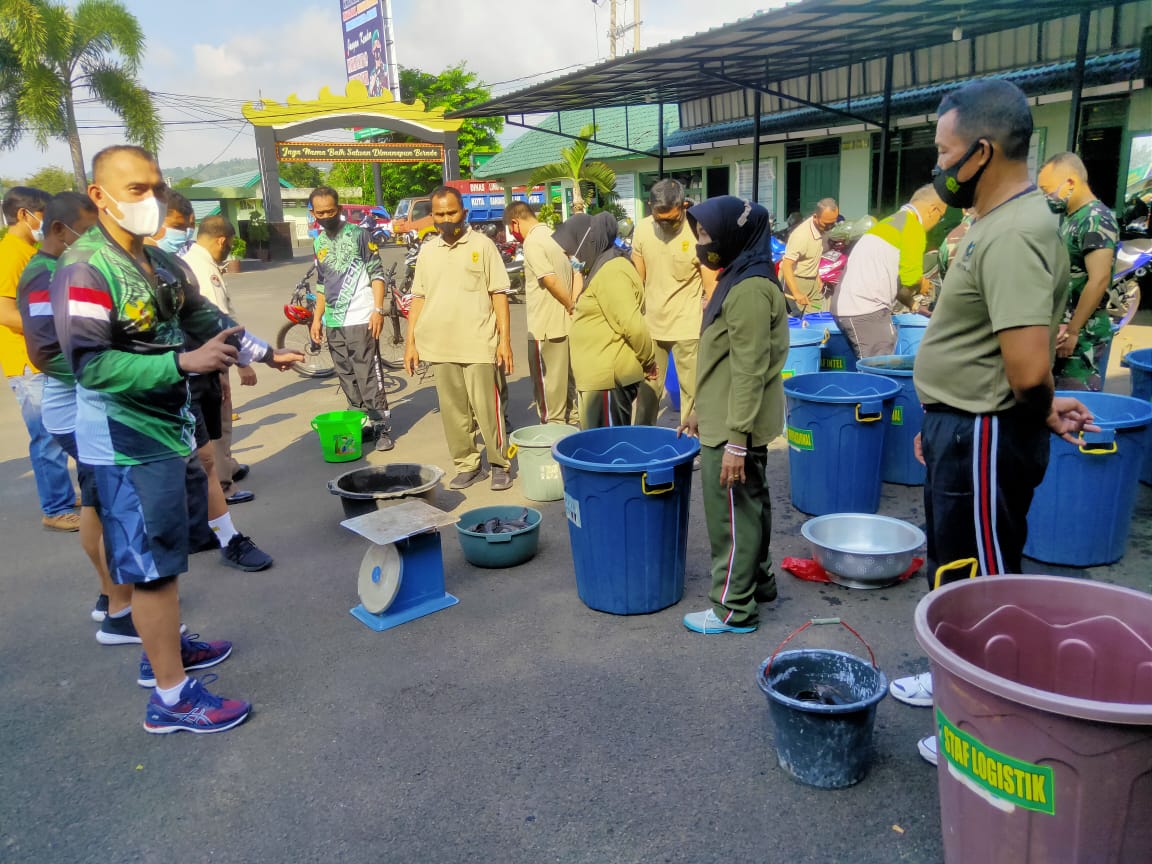 Kegiatan Panen Ikan Lele oleh Dandim 0410/KBL