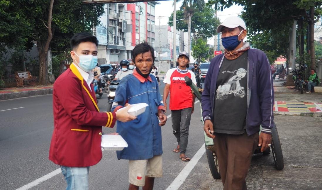 Buka On The Road, Universitas Teknokrat Indonesia Bagikan Nasi Kotak