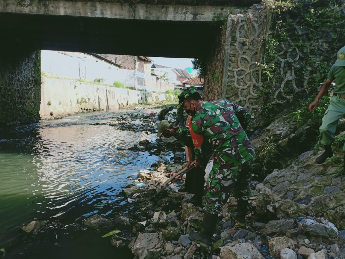 Personel Kodim 0410/KBL Laksanakan Kegiatan Bersi-bersih