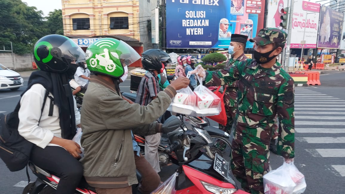 Jajaran Kodim 0410/KBL Melaksanakan Kegiatan Berbagi Takjil ke Warga