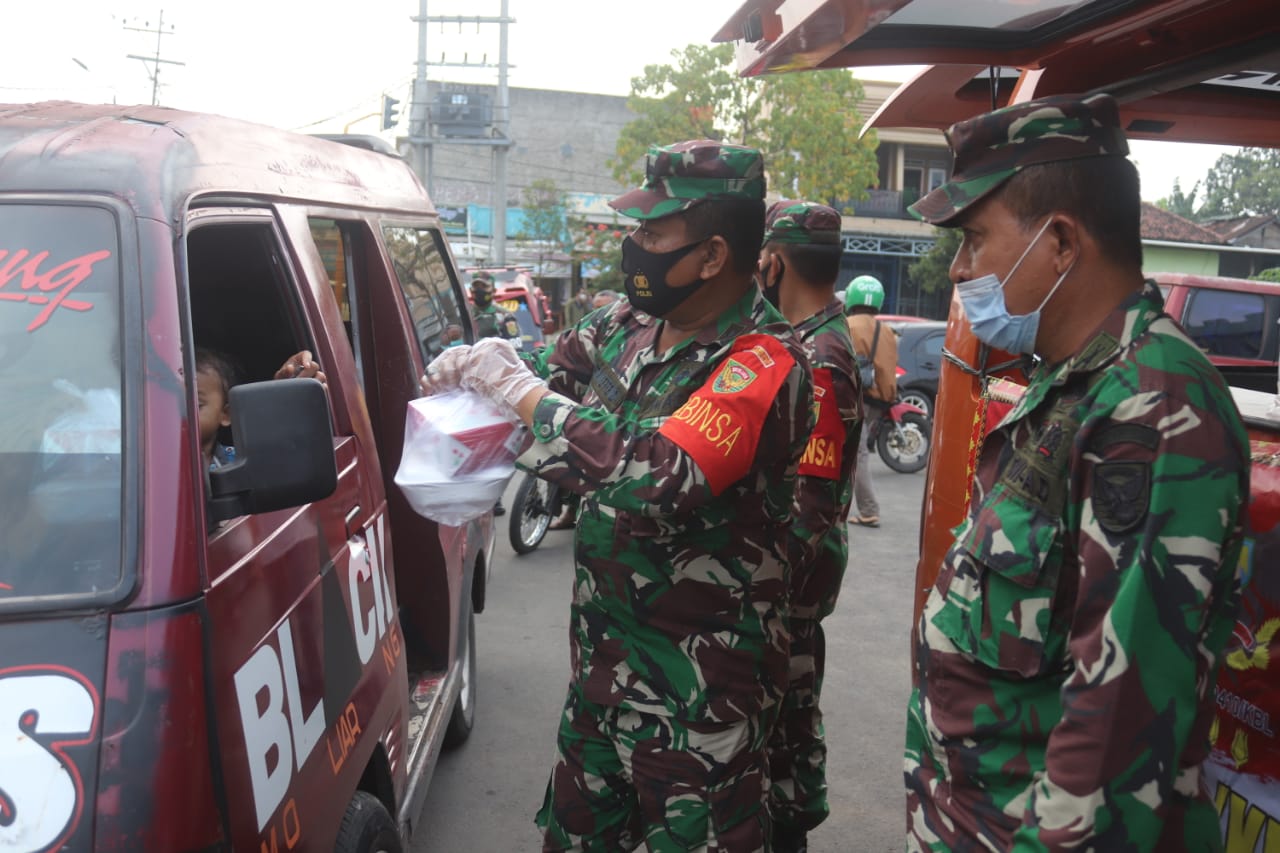 Personel Kodim 0410/KBL Cari Keberkahan dengan Berbagi Takjil ke Warga