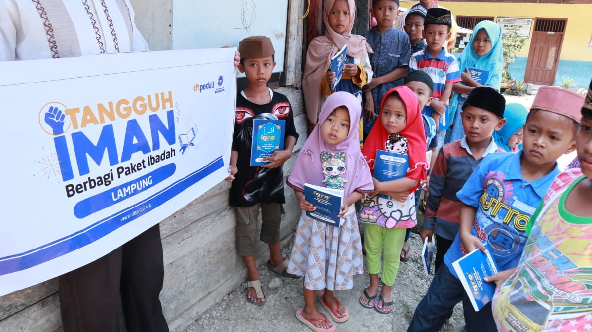 DT Peduli Lampung Serahkan Bantuan Alquran