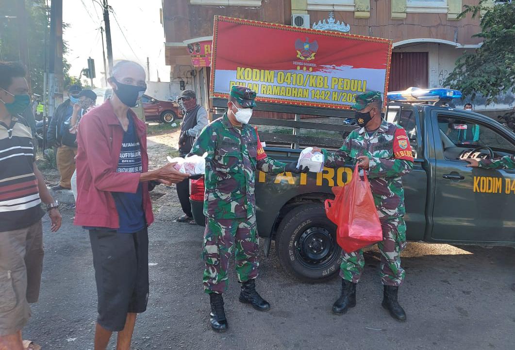 Personel Kodim 0410/KBL Bagikan Takjil dan Masker ke Warga