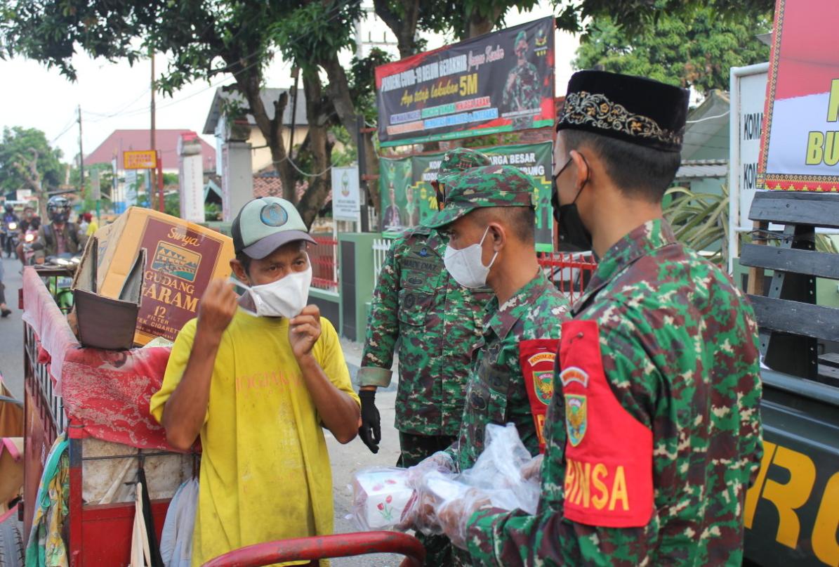 Kodim 0410/KBL Terus Berbagi Takjil ke Warga