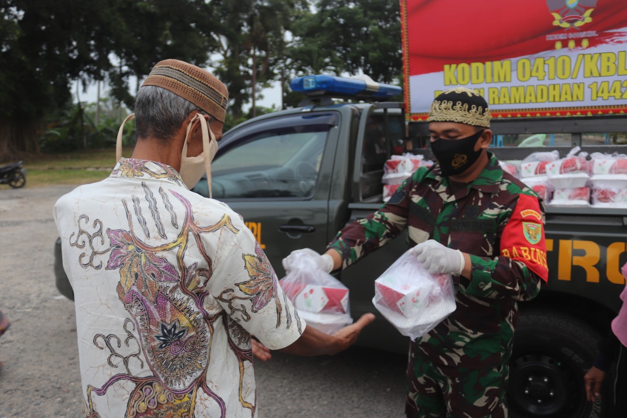 Personel Kodim 0410/KBL Terus Berbagi Takjil