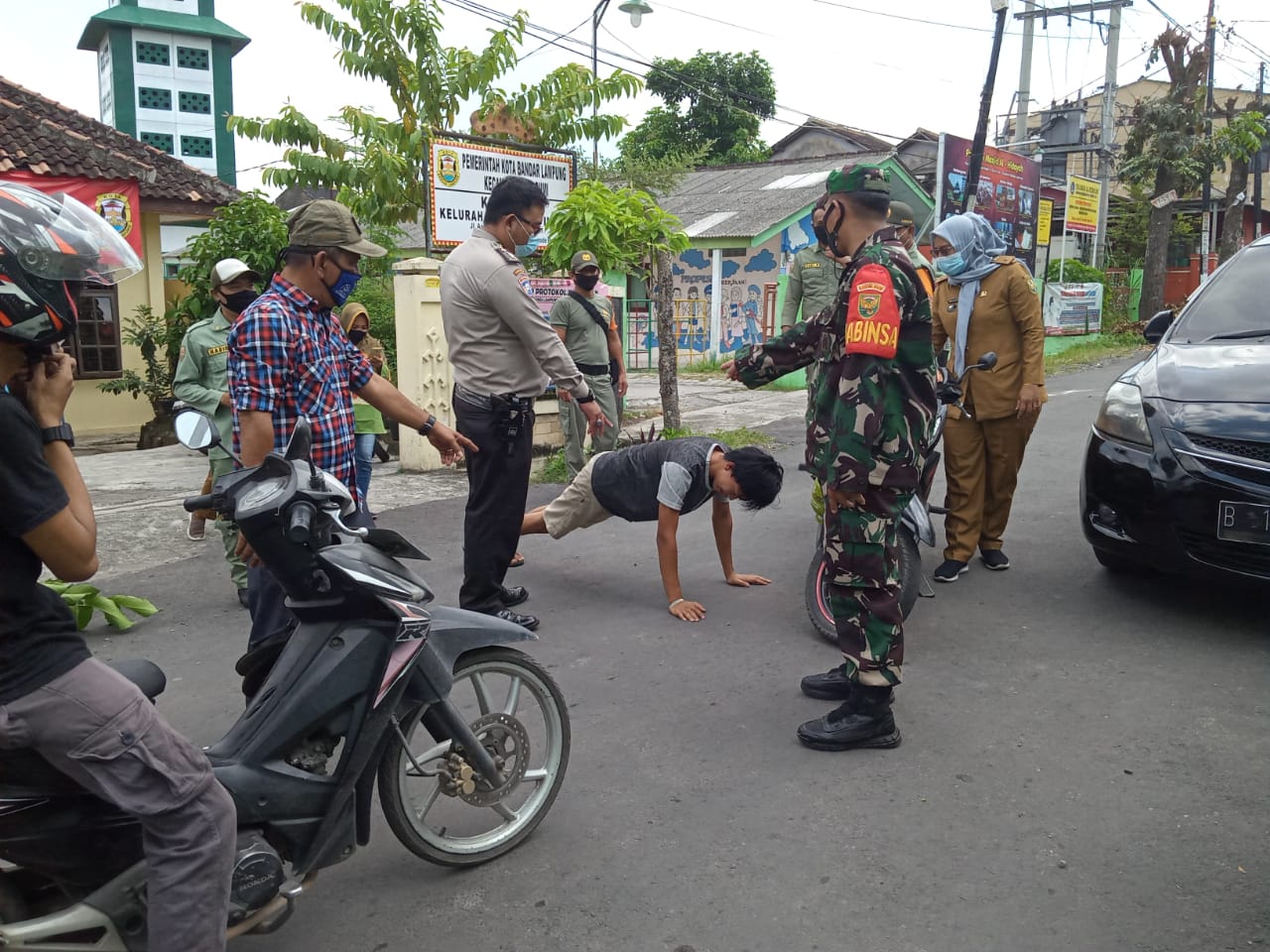 Tak Pakai Masker, Personel Kodim 0410/KBL Beri Hukuman kepada Warga