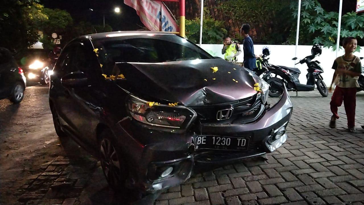 Hilang Kendali, Mobil Ini Tabrak Pembatas Jalan dan Pohon