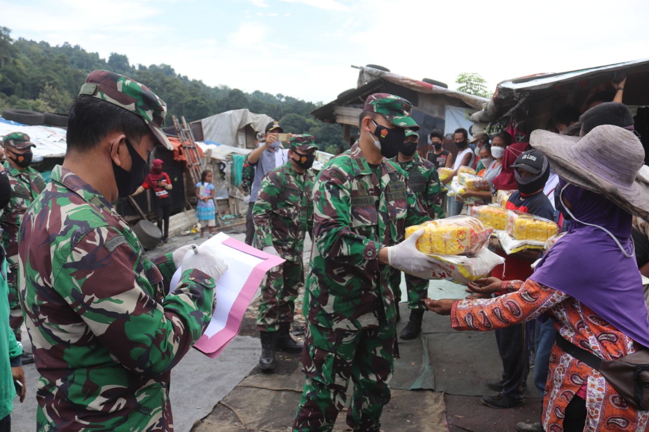 Dandim 0410/KBL Laksanakan Pembagian Sembako ke Warga