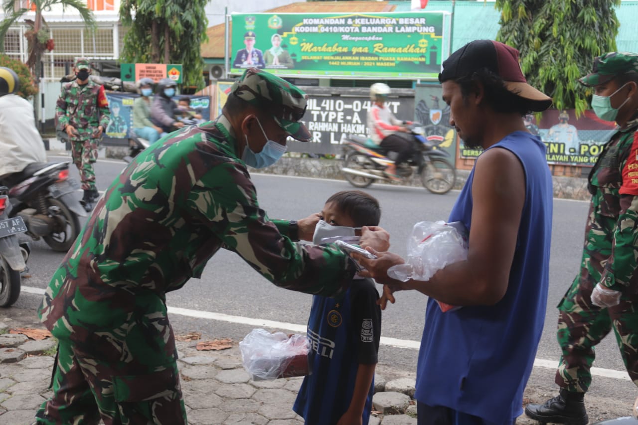 Personel Kodim 0410/KBL Berbagi Takjil dan Masker ke Warga