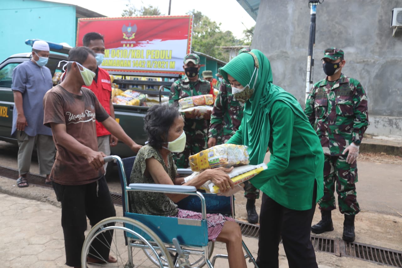 Didampingi Ketua Persit, Dandim 0410 KBL Berbagi Sembako Kepada Warga