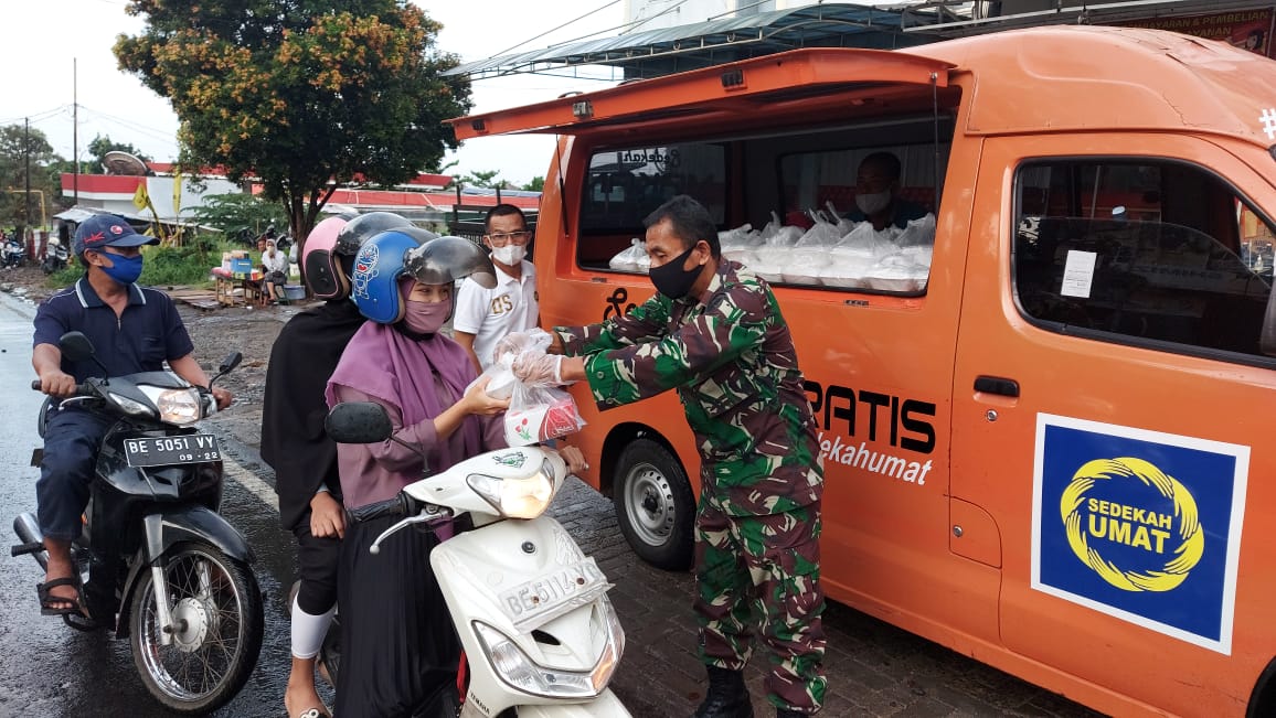 Personel Kodim 0410/KBL Berbagi Takjil