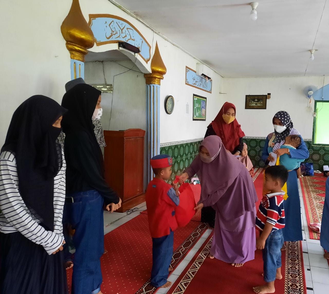 Persit KCK Ranting 2 Kompi Senapan A Berikan Santunan Kepada Anak Yatim