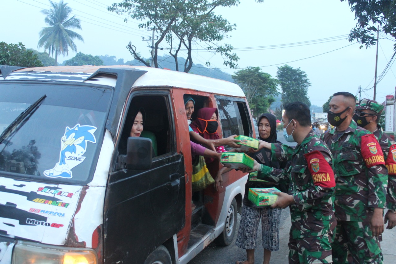 Jajaran Kodim 0410/KBL Bagikan Nasi ke Warga