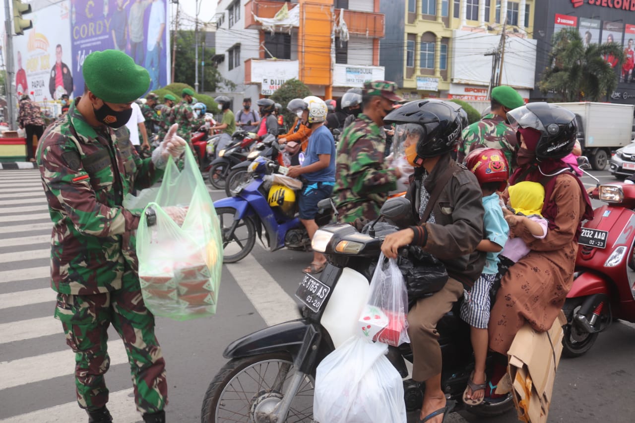 Personel Kodim 0410/KBL Bagikan Takjil ke Warga