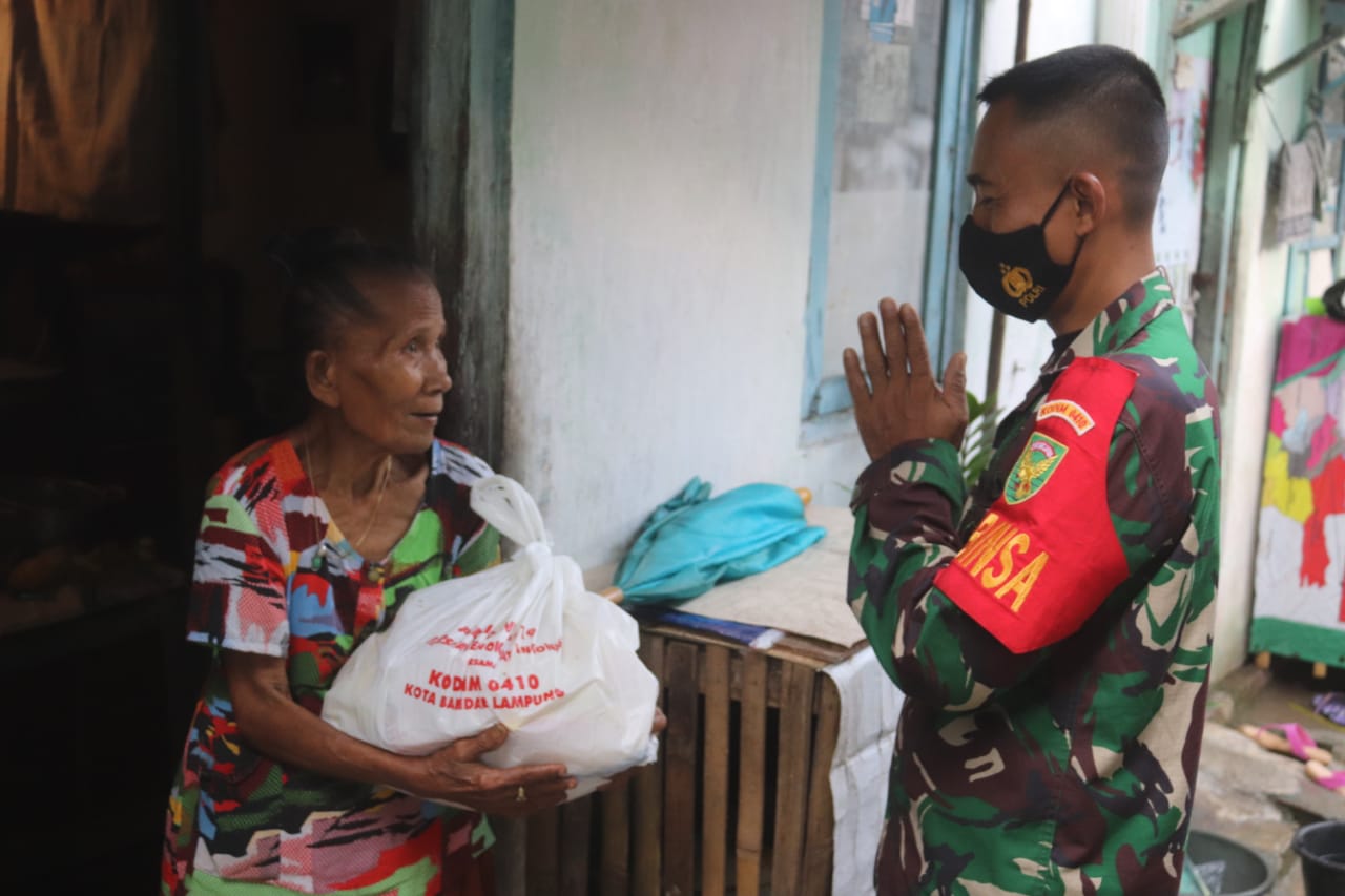 Babinsa Kodim 0410/KBL Bagikan Bingkisan Lebaran ke Warga