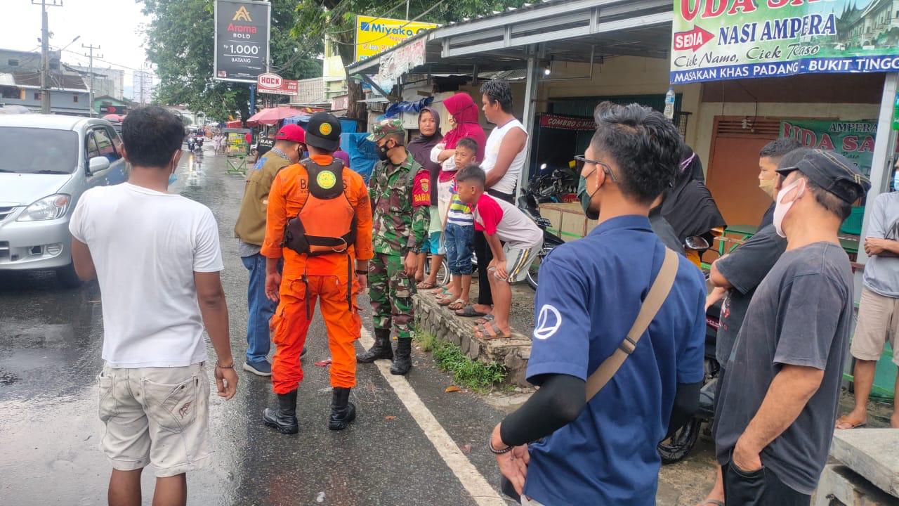 Asik Bermain Hujan, Bocah 3 Tahun Hanyut di Drainase