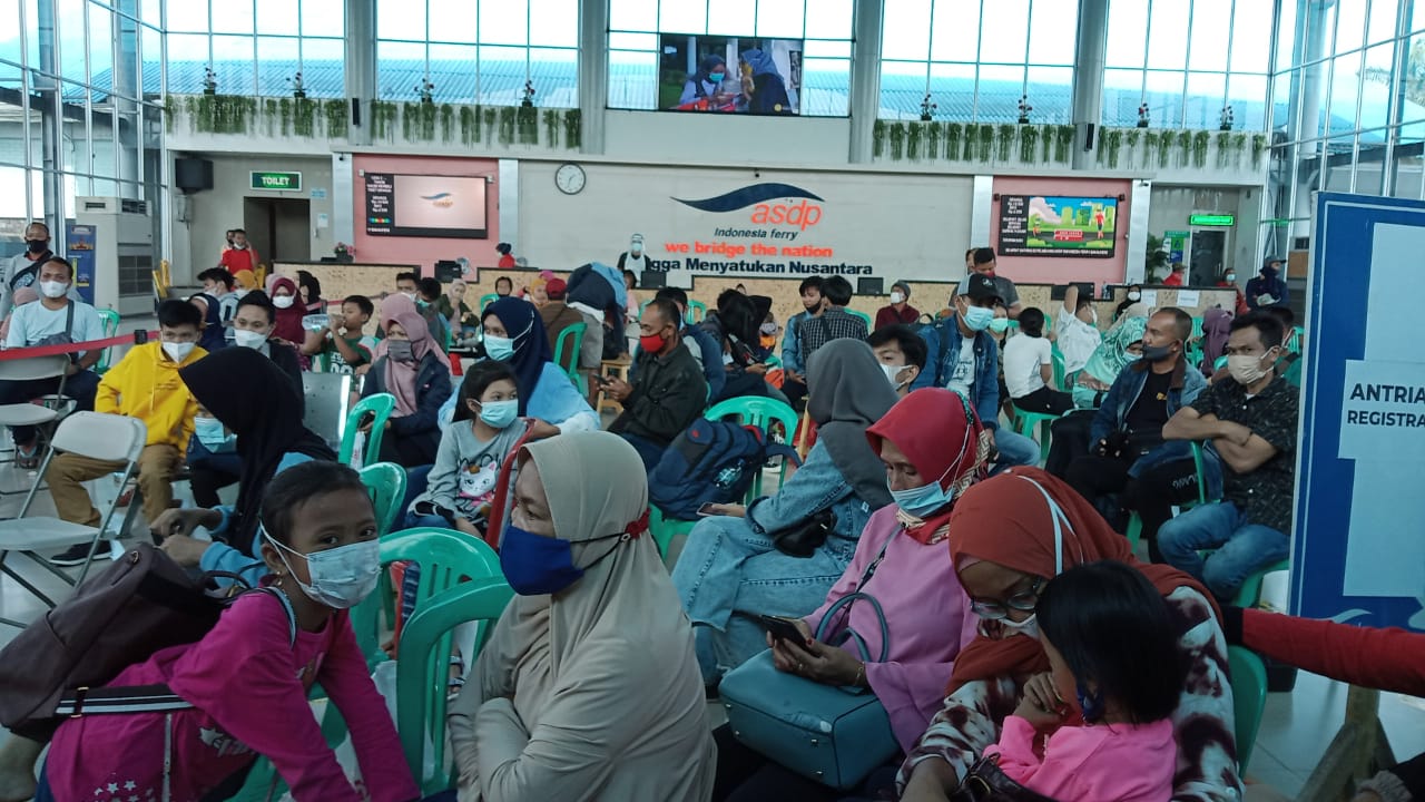 Hari Pertama Bebas Penyekatan, Pelabuhan Bakauheni Membeludak