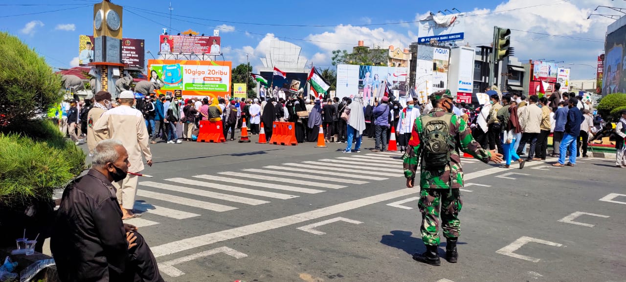 Kodim 0410/KBL Ikut Amankan Aksi Damai di Bundaran Tugu Adipura