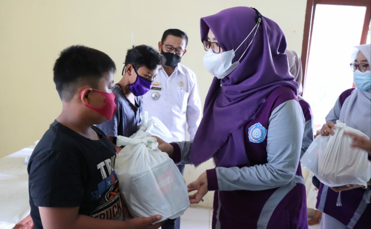 Salurkan Paket Sembako untuk PKK dan Anak Yatim