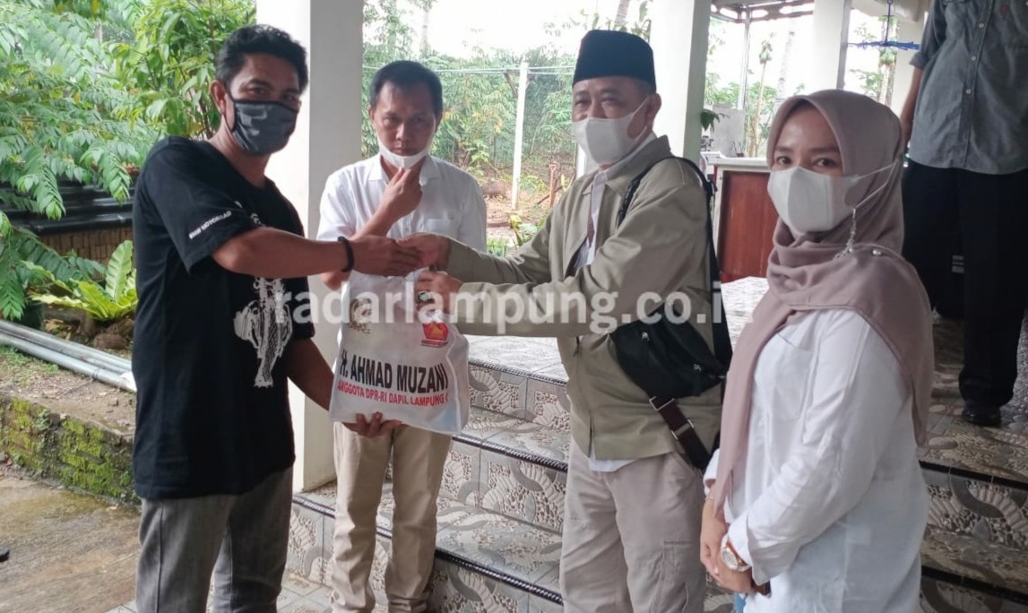 Sekjen Partai Gerindra Salurkan Paket Sembako di Pesawaran