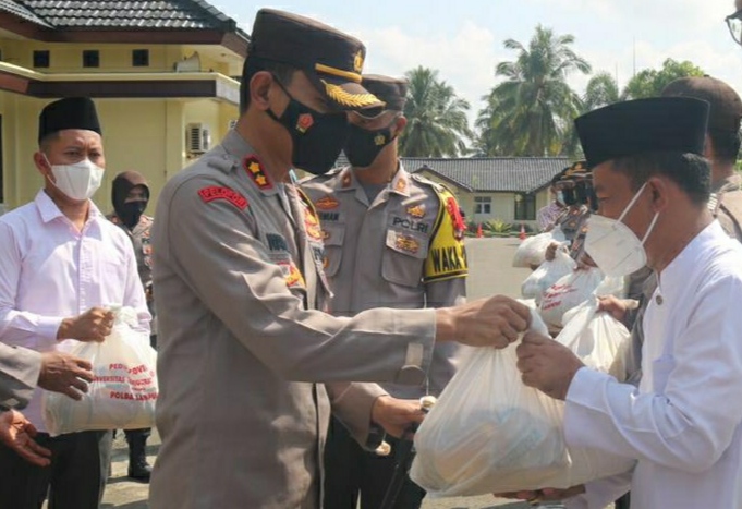 Polres Lamtim Salurkan Bingkisan Lebaran