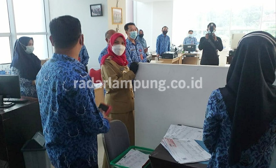 Hari Pertama Kerja, Bunda Eva Sidak OPD Hingga Kecamatan