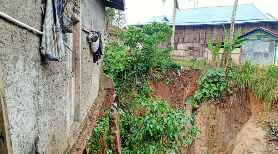 Tebing Longsor, Satu Rumah Warga di Kotabesi Terancam Ambruk