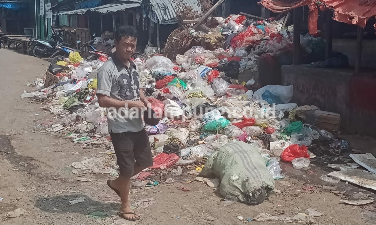 Duh, Bau Sampah di Pasar Sukaraja Kian Menyengat