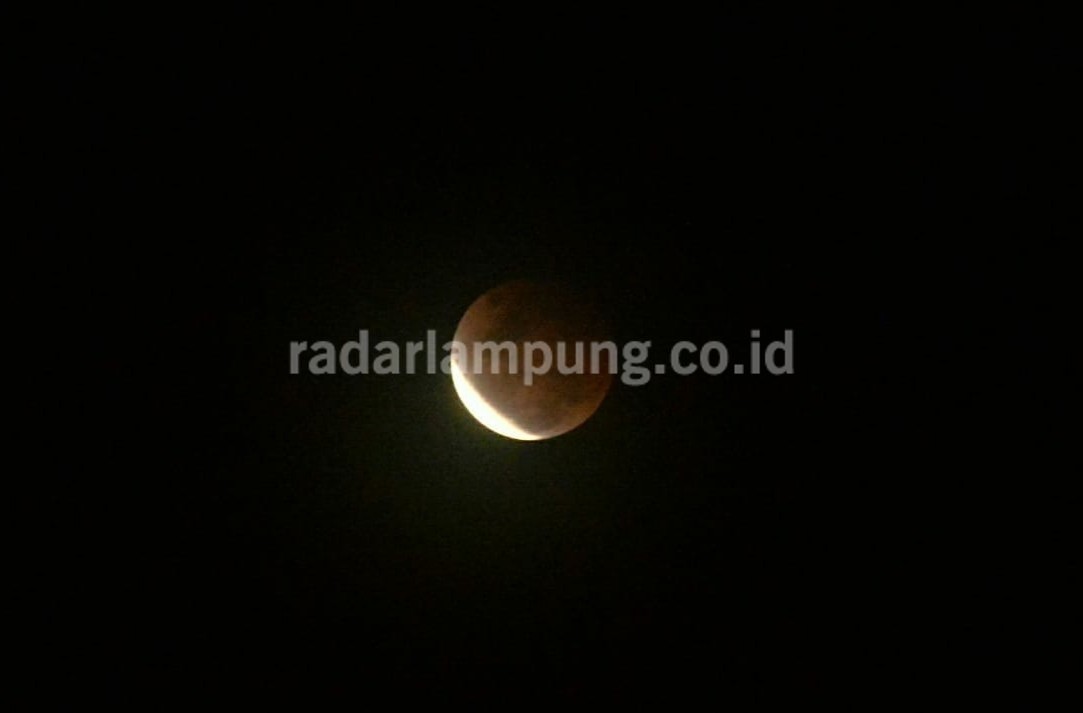 Amati Proses Gerhana Bulan Hingga Salat Berjamaah