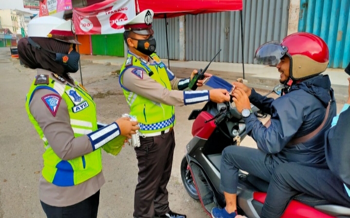 Bagikan Masker di Titik Keramaian