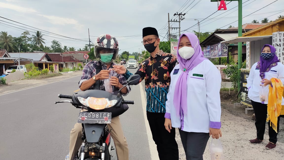 Momen Anggota DPRD Lampung, RPA Dan GenRe Bagi Bagi Takjil