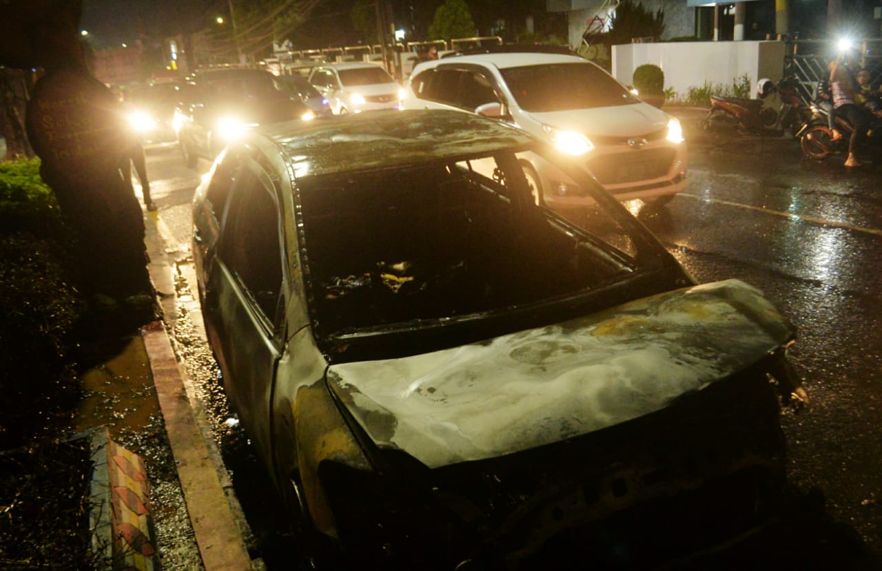 Mobil Ludes Terbakar di Tengah Jalan Teuku Umar !