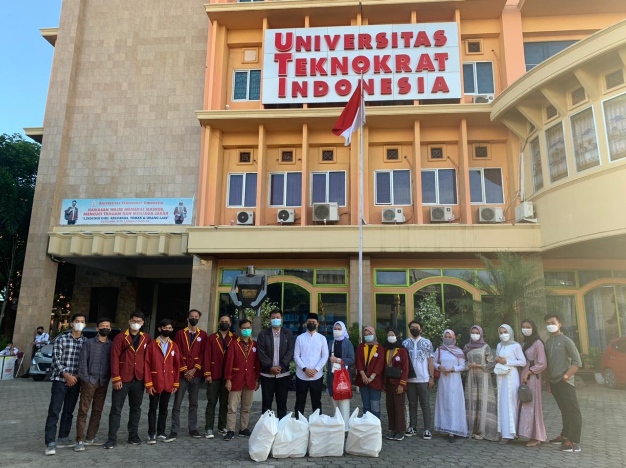 Buka On The Road, Mahasiswa Universitas Teknokrat Indonesia Bagikan Nasi Kotak