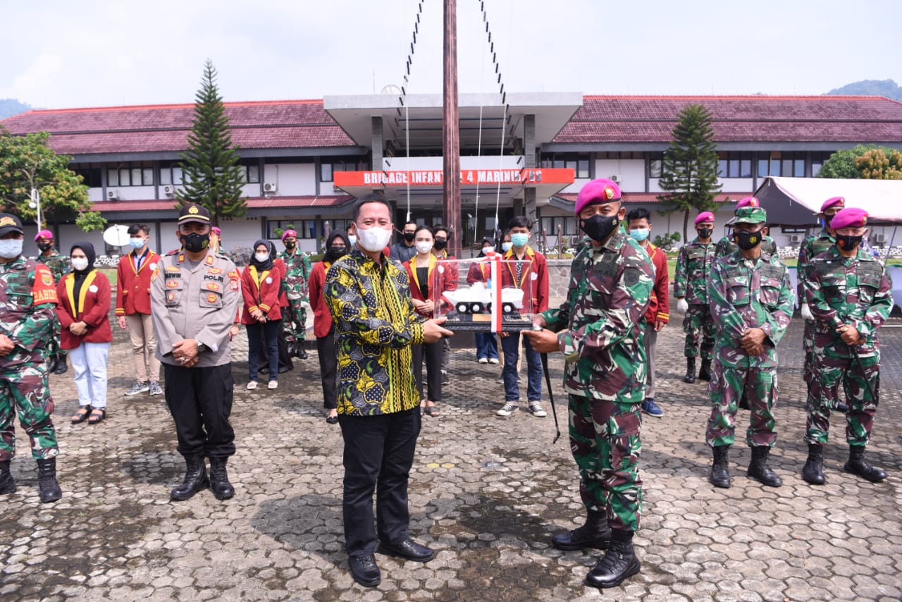 Gandeng Brigif 4 Marinir/BS, Mahasiswa Universitas Teknokrat Indonesia Serahkan Paket Sembako