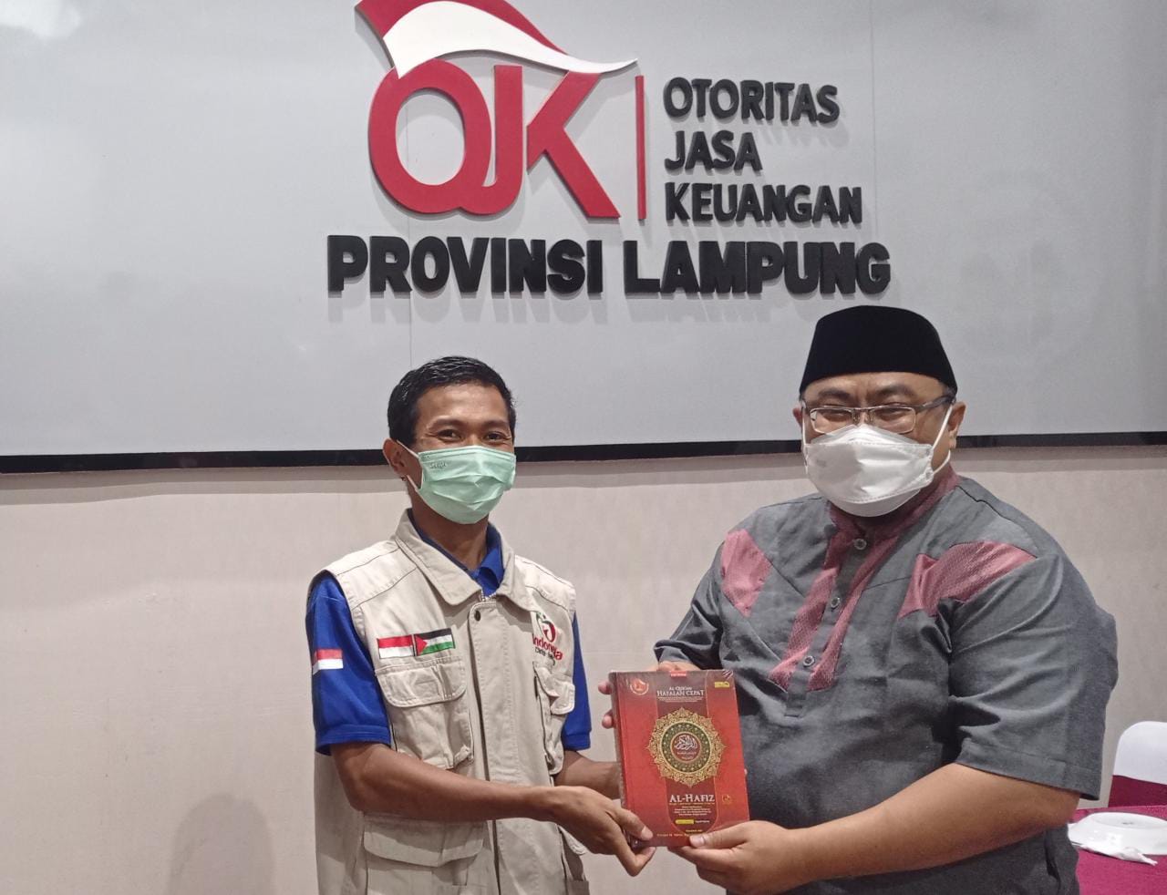 Gandeng Rumah Inspirasi Kemanusiaan, OJK Lampung Salurkan Al Quran dan Paket Sembako