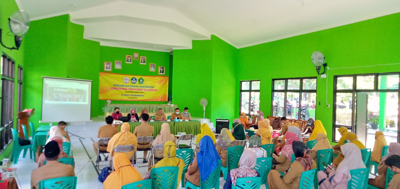 Isi Pelatihan, Tim PKM Universitas Teknokrat Indonesia Sambangi MAN 1 Pesawaran