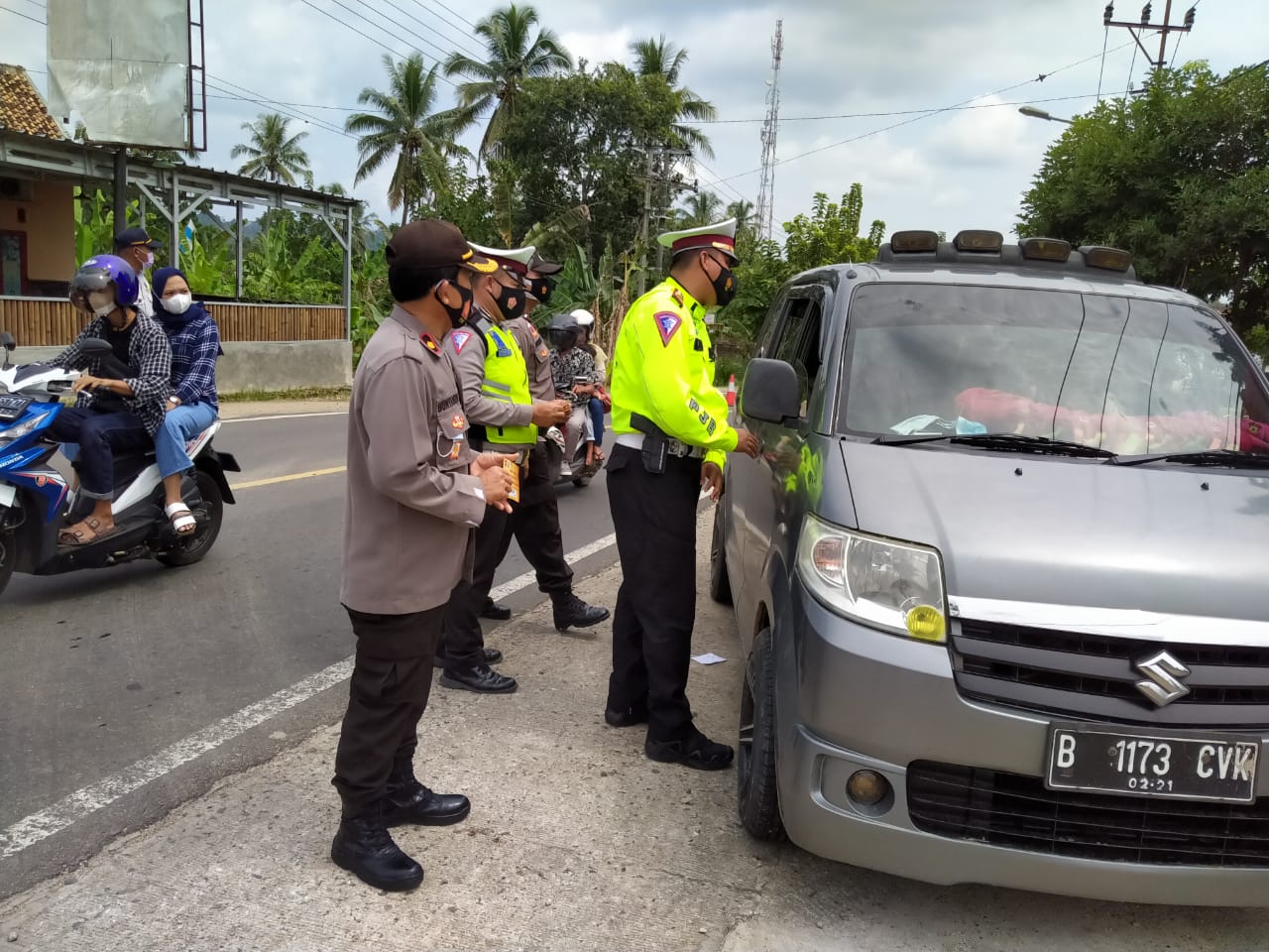 Arus Balik, Polres Tanggamus Lakukan Penyekatan Kendaraan