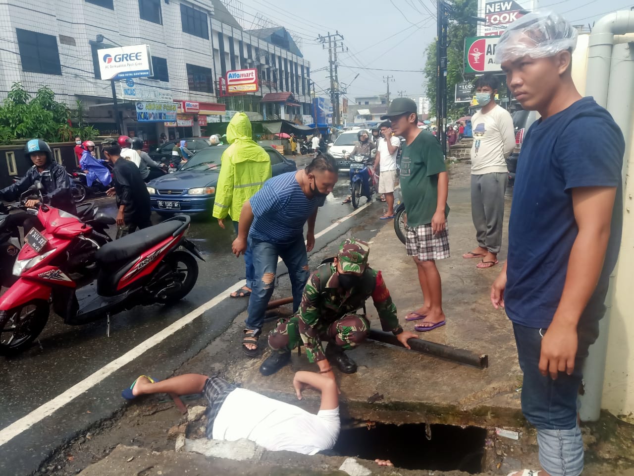 Babinsa Kodim 0410/KBL Ikut Lakukan Pencarian Bocah yang Terbawa Arus