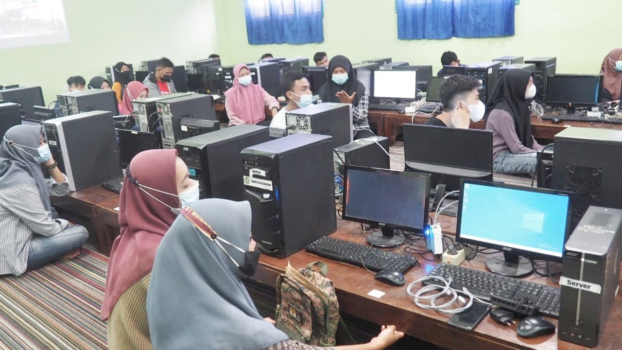 Tim PKM Universitas Teknokrat Indonesia Sambangi SMK Pelita Pesawaran