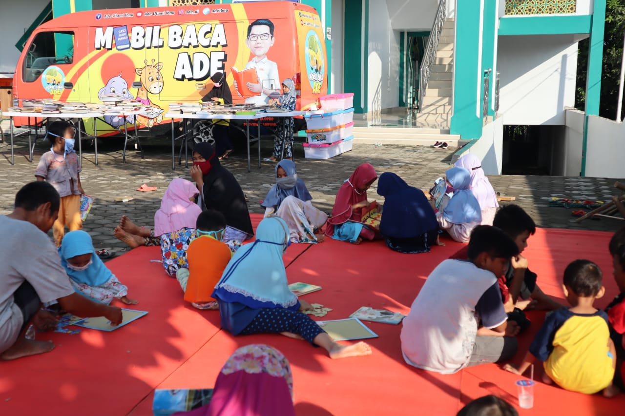 Mobil Baca Ade Temani Anak-Anak di Masjid An-Nur