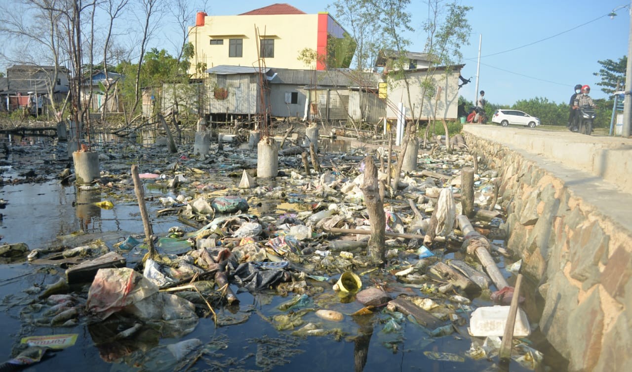 Sampah Menumpuk di Alirian Way Belau, Lurah Kota Karang: Itu dari Pasar Cimeng