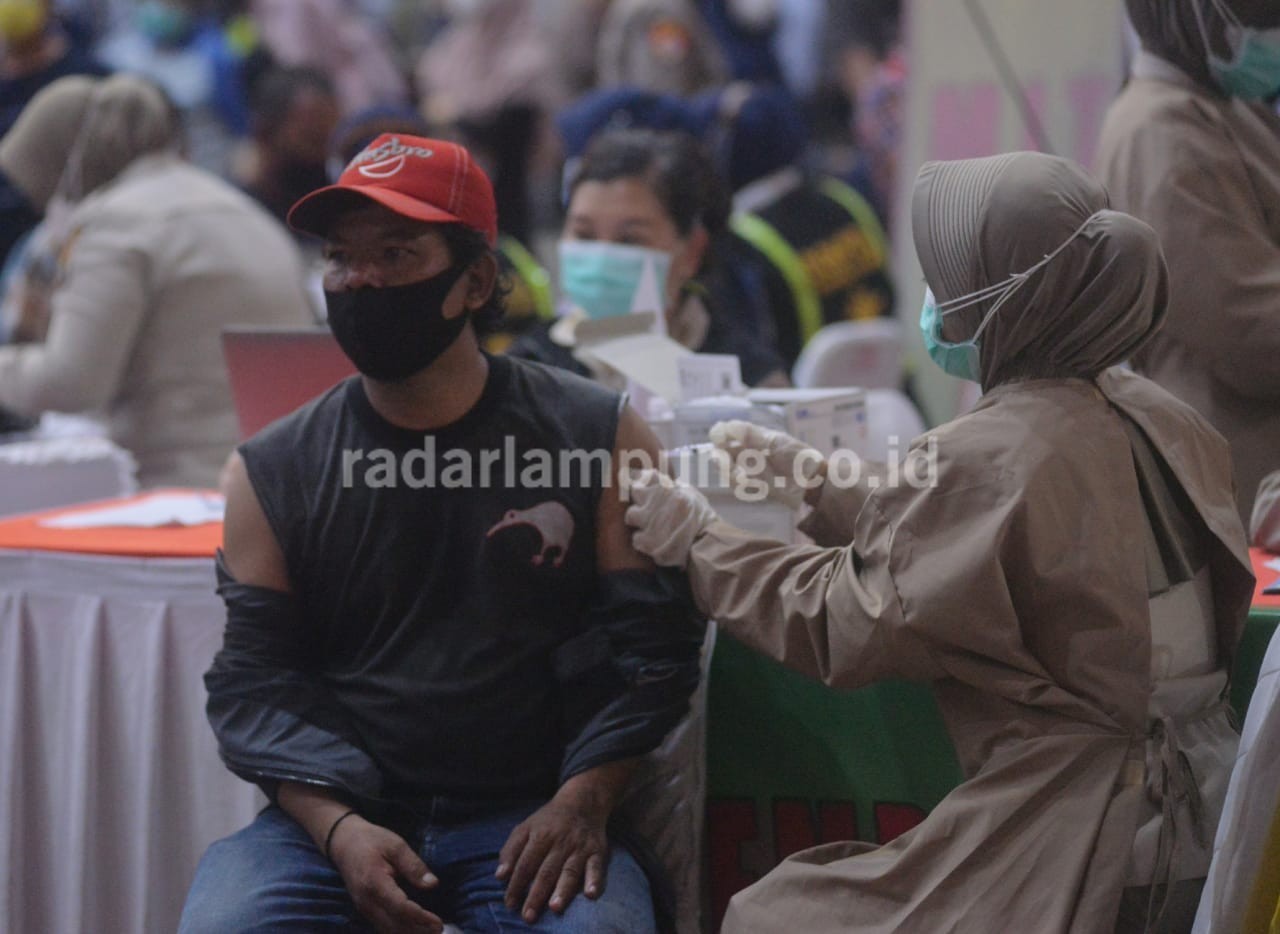Masyarakat Antusias Ikuti Vaksinasi Massal Polda Lampung