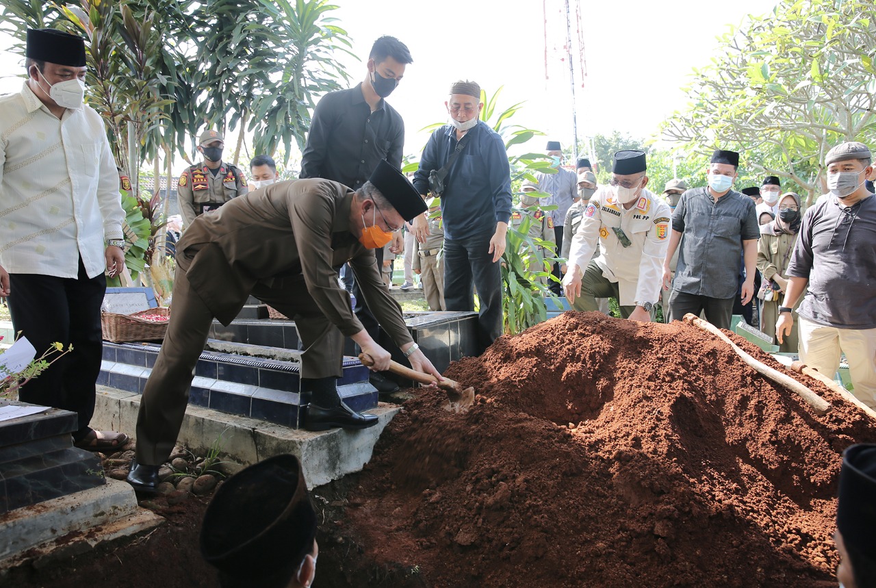 Sekprov, Ketua DPRD, Juga Jajaran OPD Hadiri Pemakaman Karo Pemotda Lampung