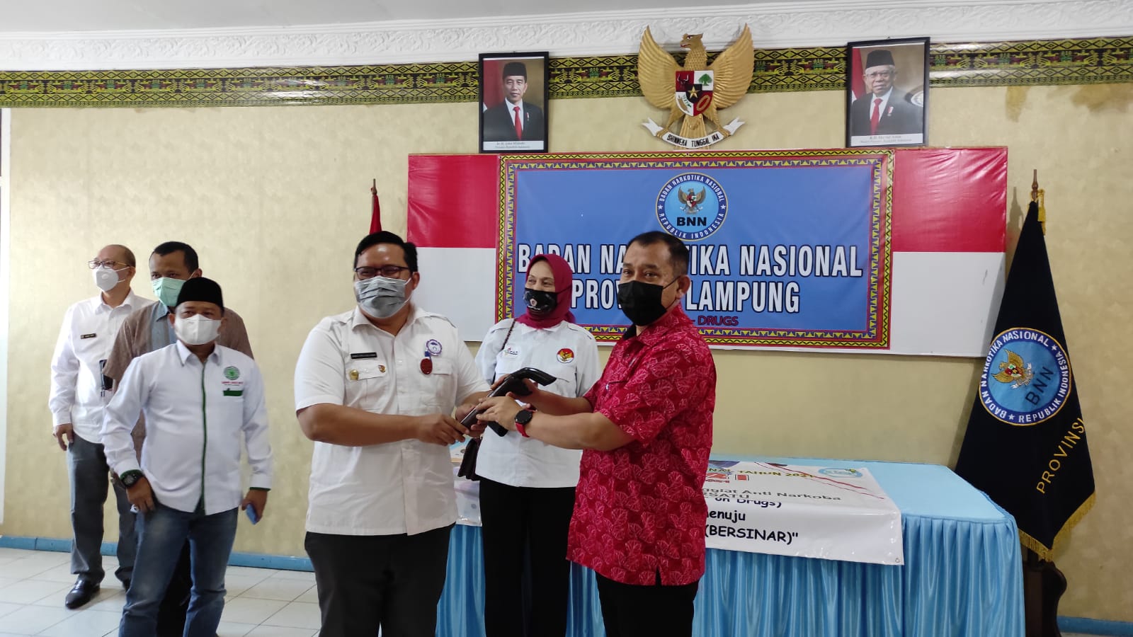 Forkommas PANPL Hadiahi Kepala BNNP Lampung Badik, sebagai Penyemangat Lebih Giat Berantas Narkoba