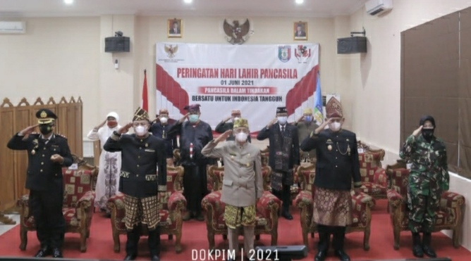 Ikuti Peringatan Hari Lahir Pancasila Dengan Pakaian Adat