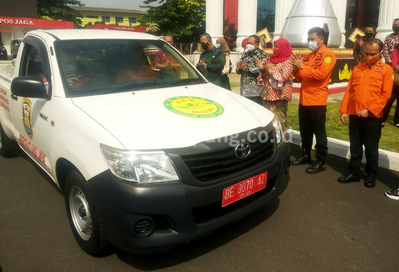 Wali Kota Serahkan Bantuan Mobil Rescue untuk Basarnas Lampung